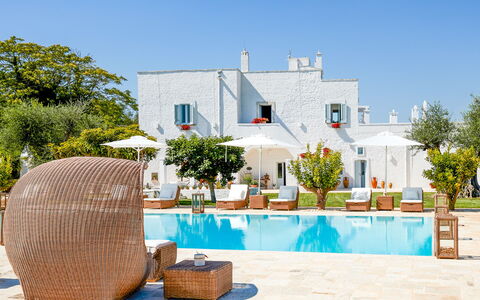 Masseria Lamacerase: Himmel, Gebäude, Pflanze, Azurblau, Baum, Haus, Gartenmöbel, Freizeit, Wand, Urban Design