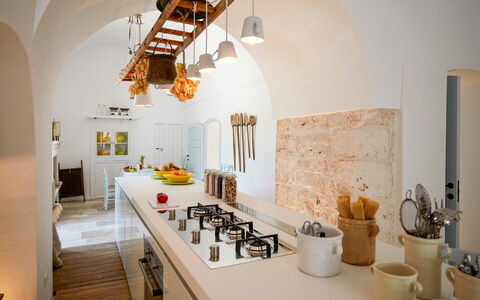 Masseria Lamacerase: Tabelle, Eigentum, Orange, Holz, Interior Design, Fussboden, Flooring, Zimmerpflanze, Wohnzimmer, Grundeigentum