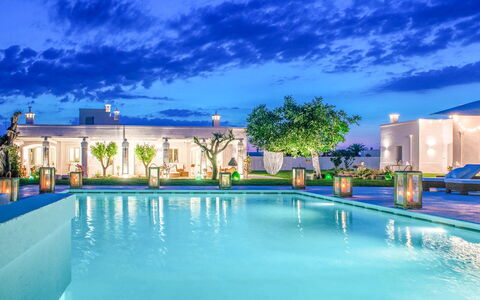 Masseria Lamacerase: Wasser, Wolke, Gebäude, Himmel, Eigentum, Pflanze, Blau, Schwimmbad, Azurblau, Baum