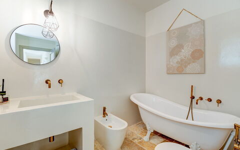 Tenuta Palù: Spiegel, Armatur, Eigentum, Zapfhahn, Badewanne, Weiss, Badezimmerschrank, Badezimmer, Produkt, Sinken