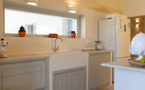 Tenuta Palù: Cabinetry, Eigentum, Countertop, Küche, Zapfhahn, Sinken, Holz, Beleuchtung, Interior Design, Flooring