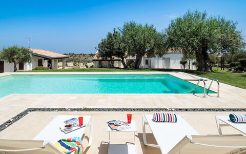 Corte Carrubo - Rosolini, Sicilia: Wasser, Himmel, Eigentum, Pflanze, Schwimmbad, Rechteck, Schatten, Baum, Freizeit, Gebäude