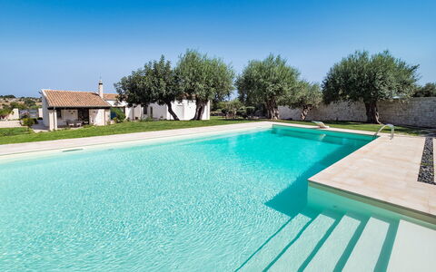 Corte Carrubo - Rosolini, Sicilia: Wasser, Himmel, Schwimmbad, Pflanze, Gebäude, Azurblau, Rechteck, Schatten, Gartenmöbel, Haus