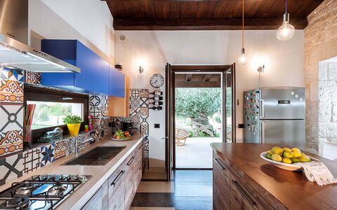 Corte Carrubo - Rosolini, Sicilia: Cabinetry, Countertop, Möbel, Sinken, Küche, Holz, Interior Design, Beleuchtung, Tabelle, Zapfhahn