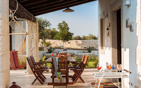 Corte Carrubo - Rosolini, Sicilia: Möbel, Pflanze, Tabelle, Gebäude, Stuhl, Himmel, Holz, Schatten, Gartenmöbel, Baum