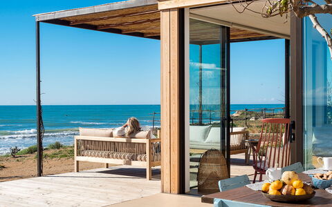 Casa Ninfa - Ispica, Sicilia: Wasser, Himmel, Gebäude, Eigentum, Tabelle, Azurblau, Holz, Schatten, Gartenmöbel, Stuhl