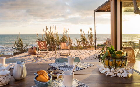 Casa Ninfa - Ispica, Sicilia: Himmel, Wasser, Wolke, Eigentum, Geschirr, Gebäude, Pflanze, Strandresort, Tabelle, Azurblau