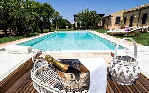 Casa Colore - Siracusa, Sicilia: Wasser, Pflanze, Eigentum, Himmel, Schwimmbad, Rechteck, Gartenmöbel, Gebäude, Baum, Freizeit