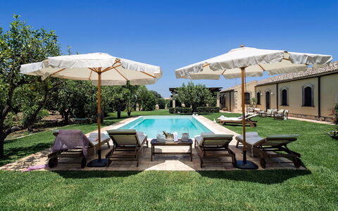 Casa Colore - Siracusa, Sicilia: Pflanze, Regenschirm, Wasser, Himmel, Möbel, Schwimmbad, Schatten, Azurblau, Baum, Gartenmöbel