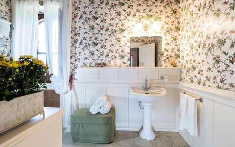 Casa Colore - Siracusa, Sicilia: Spiegel, Pflanze, Zapfhahn, Armatur, Eigentum, Sinken, Bad Sink, Gebäude, Badezimmer, Badezimmerschrank