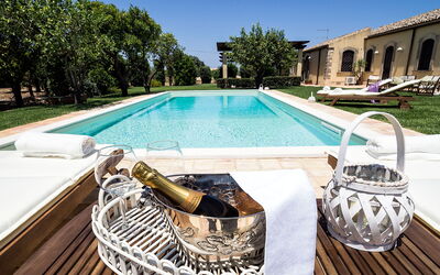 Casa Colore - Siracusa, Sicilia: Wasser, Pflanze, Eigentum, Himmel, Schwimmbad, Rechteck, Gartenmöbel, Gebäude, Baum, Freizeit