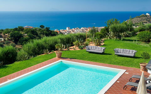 Villa Ester - Capo D'orlando, Sicilia: Wasser, Pflanze, Himmel, Eigentum, Schwimmbad, Azurblau, Blau, Natur, Rechteck, Gras