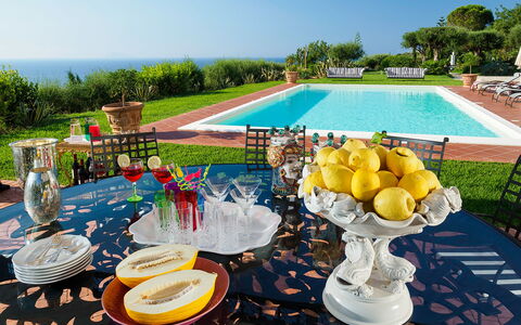 Villa Ester - Capo D'orlando, Sicilia: Pflanze, Himmel, Tabelle, Geschirr, Die Architektur, Tischdecke, Öffentlicher Raum, Baum, Freizeit, Dekoration