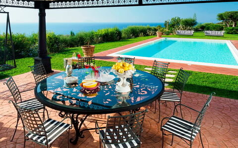 Villa Ester - Capo D'orlando, Sicilia: Möbel, Tabelle, Eigentum, Pflanze, Stuhl, Grün, Himmel, Wasser, Gartenmöbel, Flooring