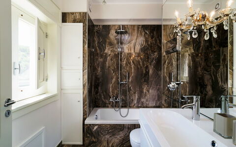 Villa Ester - Capo D'orlando, Sicilia: Badewanne, Eigentum, Armatur, Gebäude, Zapfhahn, Holz, Fenster, Beleuchtung, Interior Design, Badezimmer