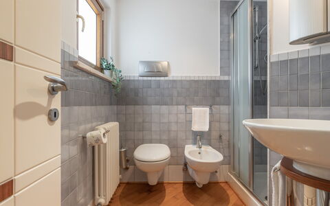Altomare Apartment: Eigentum, Armatur, Sinken, Badezimmer, Gebäude, Bad Sink, Zapfhahn, Lila, Interior Design