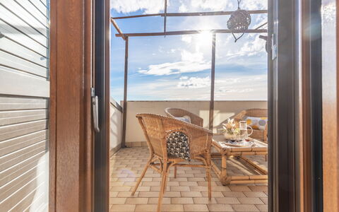 Altomare Apartment: Möbel, Himmel, Wolke, Eigentum, Gebäude, Stuhl, Fenster, Tabelle, Holz, Schatten
