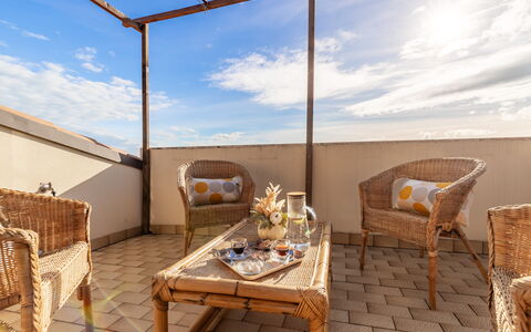 Altomare Apartment: Himmel, Wolke, Möbel, Tabelle, Eigentum, Stuhl, Azurblau, Holz, Gartenmöbel, Schatten