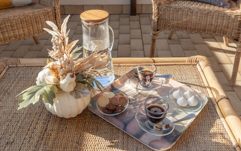 Altomare Apartment: Essen, Geschirr, Tabelle, Möbel, Dishware, Drinkware, Servierware, Interior Design, Teller, Tasse