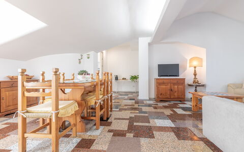 Altomare Apartment: Möbel, Cabinetry, Tabelle, Holz, Interior Design, Küche, Schublade, Holzbeize, Fussboden, Flooring