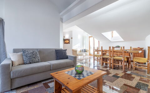 Altomare Apartment: Tabelle, Möbel, Couch, Interior Design, Wohnzimmer, Holz, Gebäude, Fussboden, Stuhl, Studio Couch
