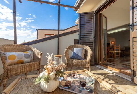 Altomare Apartment: Wolke, Eigentum, Tabelle, Möbel, Himmel, Gebäude, Couch, Interior Design, Holz, Komfort