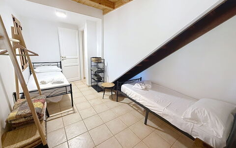 Eucalipto: Schlafzimmer, Fussboden, Flooring, Bett, Bettdecke, Bedding, Möbel, Bettrahmen, Interior Design