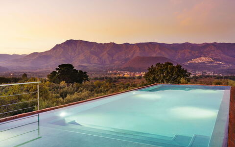 Dimora Vulcano - Castiglione Di Sicilia, Sicilia: Wasser, Himmel, Eigentum, Pflanze, Schwimmbad, Natur, Azurblau, Gebäude, Rechteck, Berg