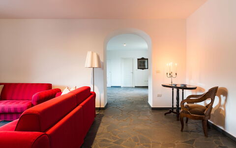 Dimora Vulcano - Castiglione Di Sicilia, Sicilia: Möbel, Tabelle, Gebäude, Holz, Couch, Komfort, Beleuchtung, Wohnzimmer, Lampe, Flooring