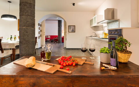 Dimora Vulcano - Castiglione Di Sicilia, Sicilia: Tabelle, Eigentum, Zimmerpflanze, Holz, Interior Design, Küche, Cabinetry, Pflanze, Countertop, Flooring