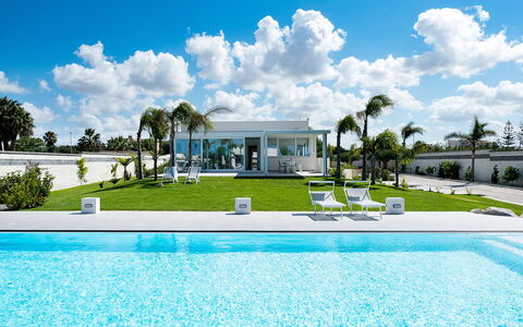 Casa Biancoverde - Marsala, Sicilia: Wolke, Himmel, Wasser, Pflanze, Eigentum, Natur, Baum, Schwimmbad, Gebäude, Gras