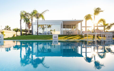 Casa Biancoverde - Marsala, Sicilia: Wasser, Himmel, Eigentum, Gebäude, Natur, Azurblau, Baum, Schwimmbad, Die Architektur, Pflanze