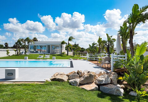 Casa Biancoverde - Marsala, Sicilia: Wolke, Himmel, Pflanze, Gebäude, Grundstueck, Schwimmbad, Arecales, Wasser, Gras, Baum