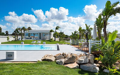 Casa Biancoverde - Marsala, Sicilia: Wolke, Himmel, Pflanze, Gebäude, Grundstueck, Schwimmbad, Arecales, Wasser, Gras, Baum