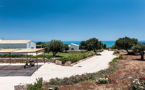Isolina Bianca - Scicli, Sicilia: Himmel, Pflanze, Grundstueck, Baum, Strassenbelag, Wohngebiet, Landschaft, Urban Design, Schatten, Natürliche Landschaft