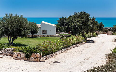Isolina Bianca - Scicli, Sicilia: Himmel, Pflanze, Eigentum, Wasser, Baum, Natürliche Landschaft, Grundstueck, Haus, Gebäude, Gras