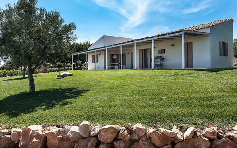 Isolina Bianca - Scicli, Sicilia: Wolke, Himmel, Pflanze, Daytime, Eigentum, Gebäude, Natur, Haus, Fenster, Natürliche Landschaft