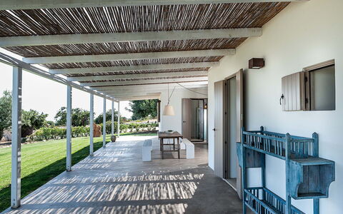 Isolina Bianca - Scicli, Sicilia: Pflanze, Eigentum, Schatten, Interior Design, Holz, Veranda, Flooring, Fussboden, Stuhl, Eigentumswohnung