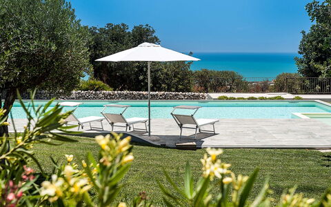 Isolina Bianca - Scicli, Sicilia: Wasser, Blume, Pflanze, Eigentum, Himmel, Botanik, Natur, Azurblau, Schwimmbad, Baum