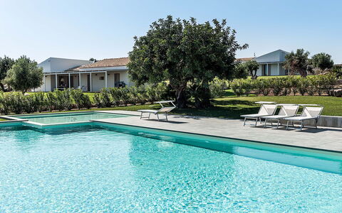 Isolina Bianca - Scicli, Sicilia: Wasser, Pflanze, Himmel, Eigentum, Daytime, Schwimmbad, Azurblau, Gebäude, Baum, Rechteck