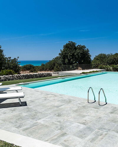 Isolina Bianca - Scicli, Sicilia: Wasser, Himmel, Schwimmbad, Pflanze, Azurblau, Rechteck, Gartenmöbel, Sonnenliege, Baum, Schatten