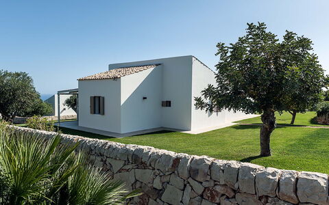Isolina Verde - Scicli, Sicilia: Pflanze, Himmel, Gebäude, Baum, Haus, Grundstueck, Gras, Fenster, Hütte, Landschaft