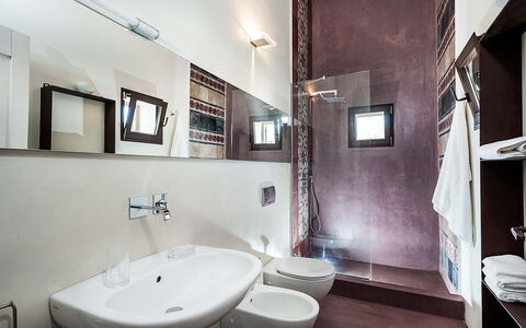 Isolina Verde - Scicli, Sicilia: Spiegel, Zapfhahn, Sinken, Armatur, Eigentum, Bad Sink, Badezimmer, Bilderrahmen, Interior Design, Gebäude