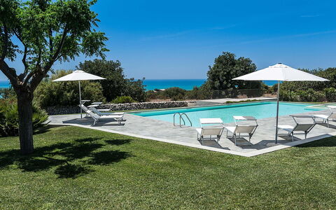 Isolina Verde - Scicli, Sicilia: Wasser, Pflanze, Himmel, Baum, Schwimmbad, Gartenmöbel, Schatten, Sonnenliege, Arecales, Rechteck