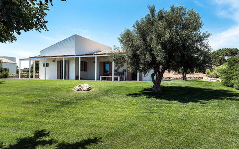 Isolina Rossa - Scicli, Sicilia: Himmel, Pflanze, Eigentum, Gebäude, Wolke, Baum, Grundstueck, Haus, Gras, Natürliche Landschaft