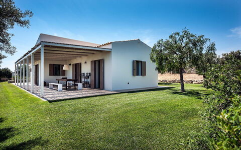 Isolina Rossa - Scicli, Sicilia: Himmel, Pflanze, Gebäude, Baum, Fenster, Haus, Grundstueck, Natürliche Landschaft, Schatten, Gras