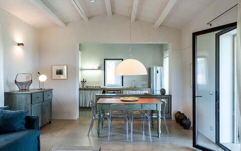 Isolina Rossa - Scicli, Sicilia: Tabelle, Holz, Interior Design, Gebäude, Fussboden, Flooring, Haus, Couch, Wohnzimmer