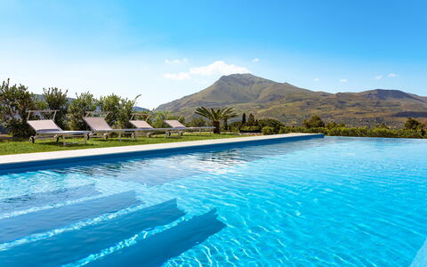 Villa Cinema - Castellammare Del Golfo, Sicilia: Wasser, Himmel, Pflanze, Wolke, Schwimmbad, Natur, Baum, Natürliche Landschaft, Berg, Landschaft