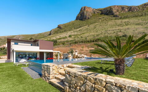 Villa Cinema - Castellammare Del Golfo, Sicilia: Pflanze, Himmel, Pflanzengemeinschaft, Berg, Gebäude, Gras, Haus, Arecales, Schatten, Landschaft