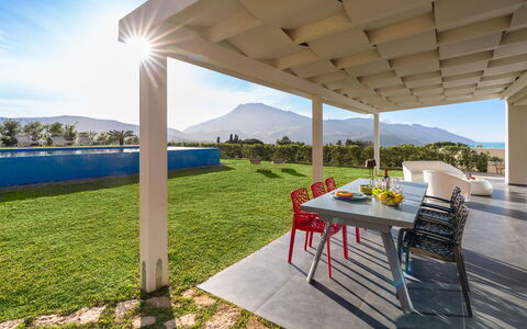 Villa Cinema - Castellammare Del Golfo, Sicilia: Himmel, Eigentum, Gebäude, Pflanze, Schatten, Veranda, Baum, Holz, Wasser, Hütte